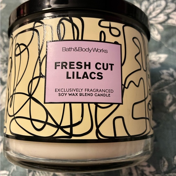 Bath & Body Works Fresh Cut Lilacs Candle - Black and Cream No Box -NEW - Picture 2 of 5